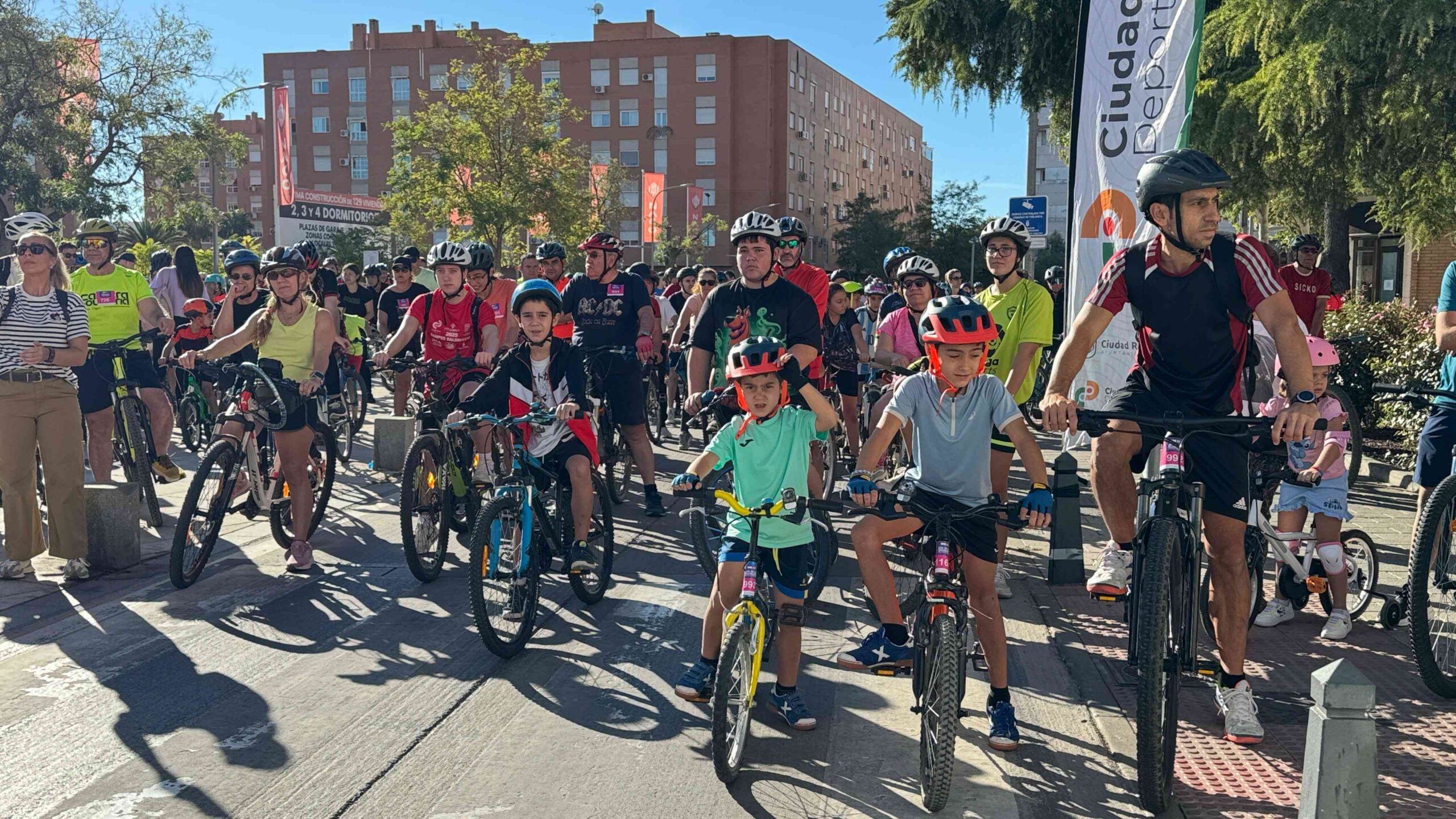 Cerca de 2.500 personas participan en la 12ª edición del Día de la Bicicleta