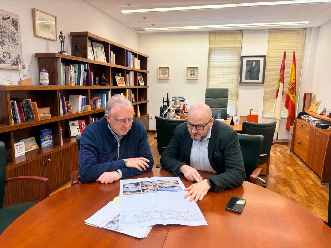 El delegado de Sanidad revisa el nuevo centro de salud de Carrión de Calatrava