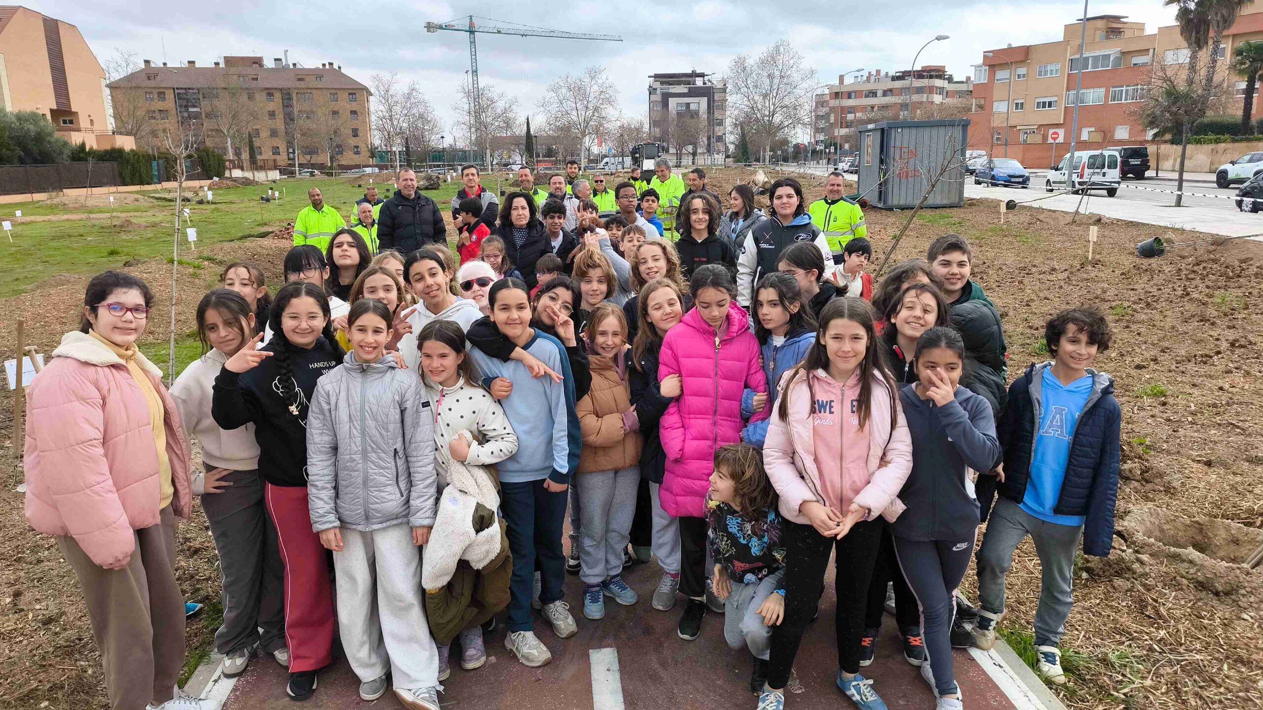 Escolares del colegio Cruz Prado plantan 121 árboles y 496 arbustos en calle Panaderos