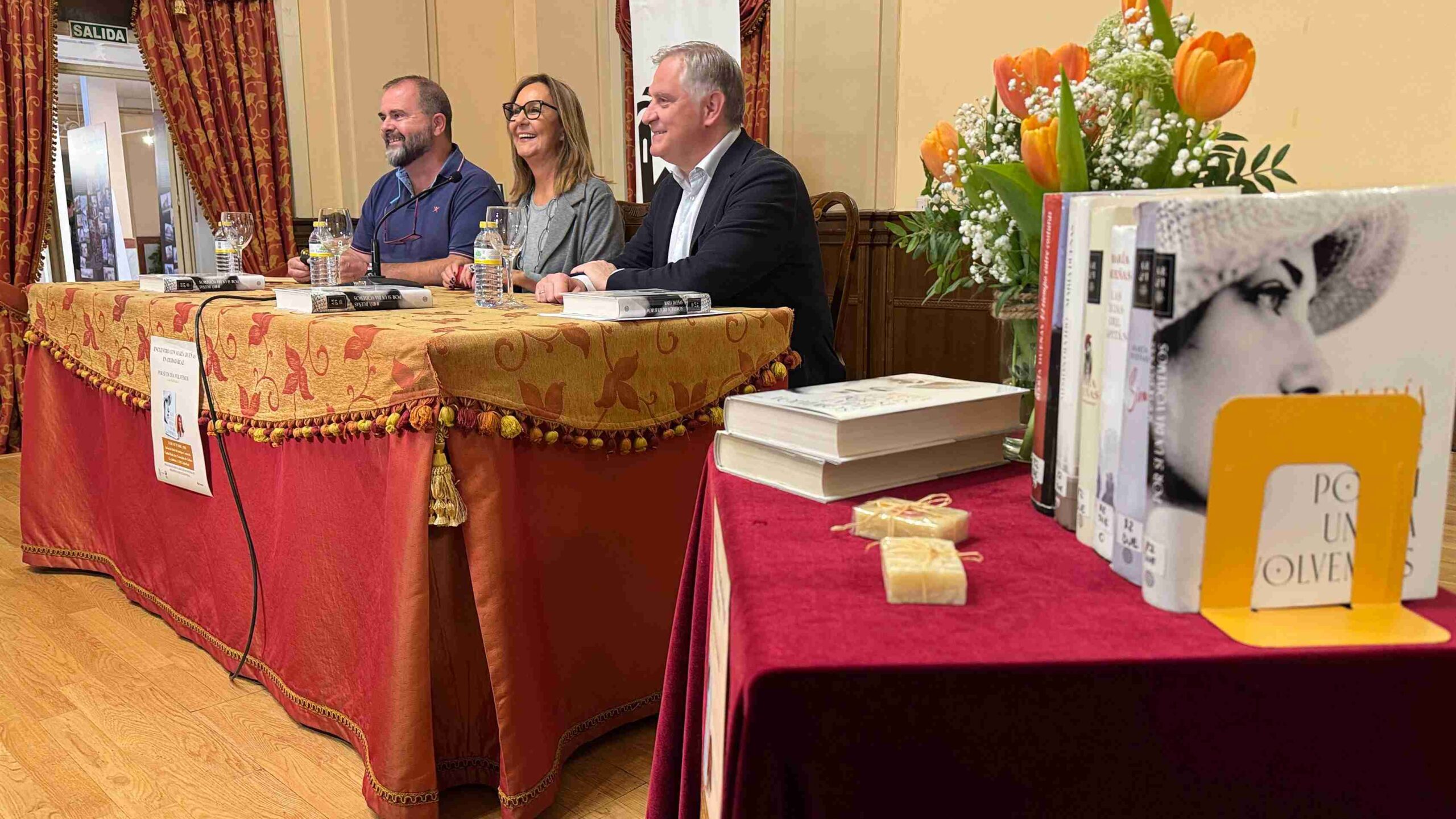 María Dueñas llena el Antiguo Casino de Ciudad Real de lectores