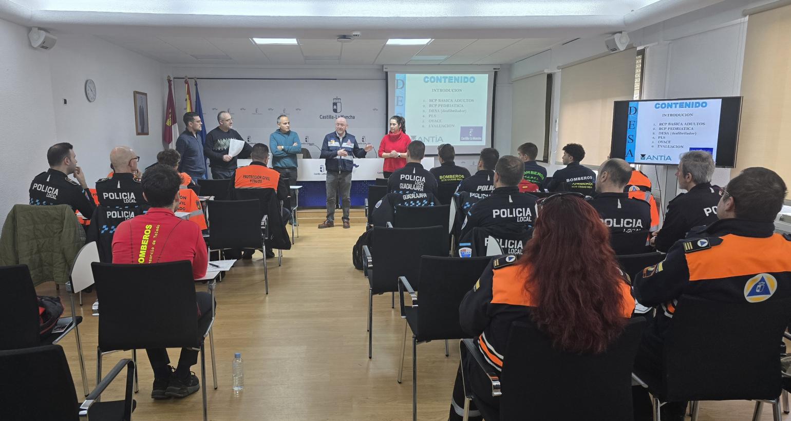 Un total de 21 integrantes de grupos de intervención en emergencias aprenden reanimación y desfibrilación