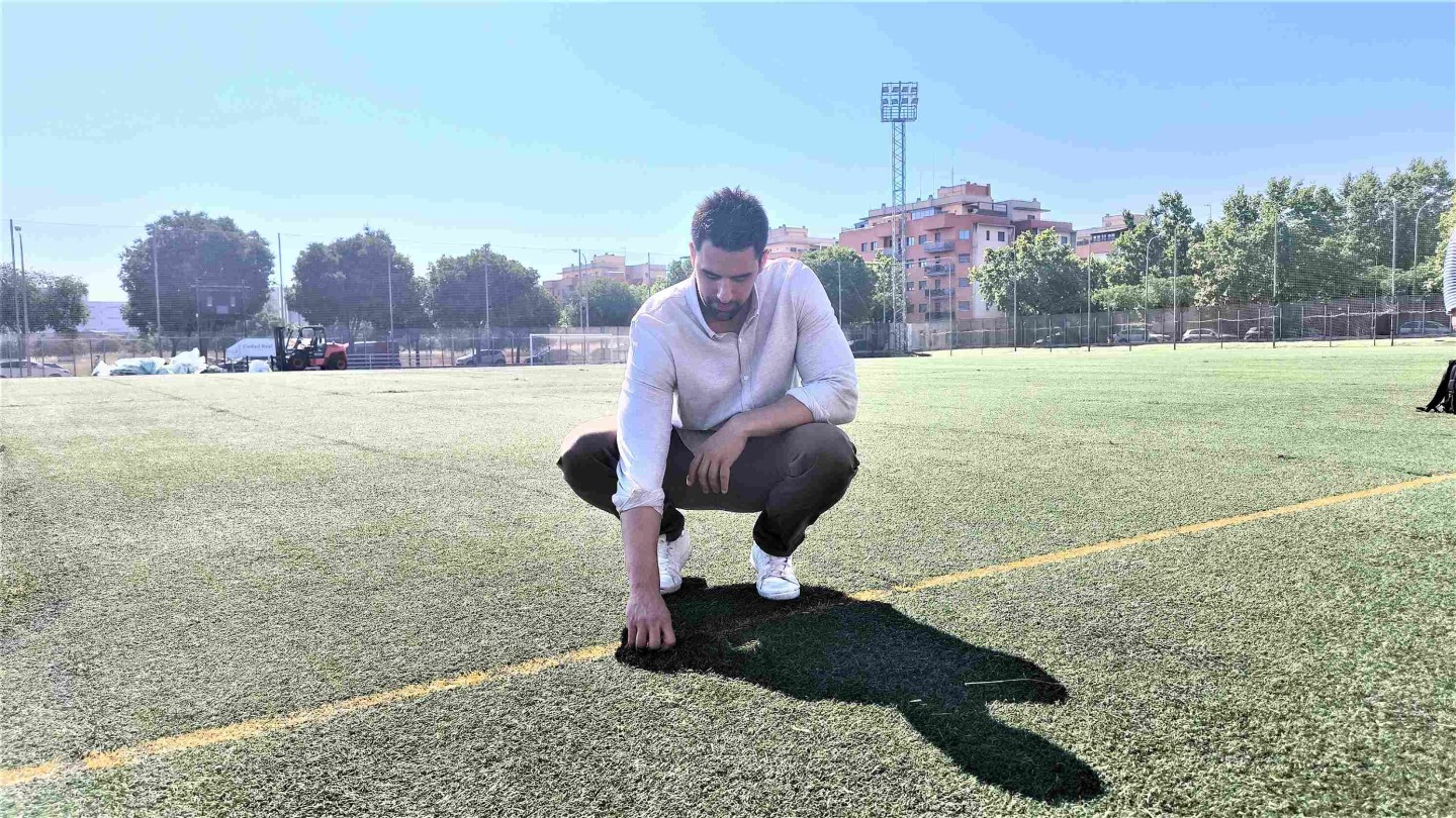 ayuntamiento de ciudad real renueva el cesped del campo de futbol ciudad