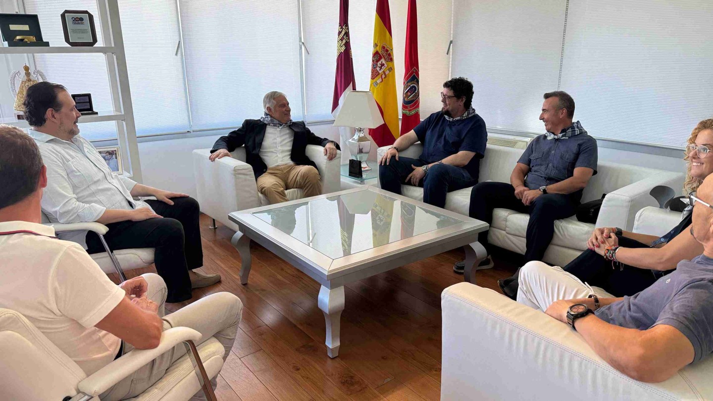 canizares impulsa la pandorga en ciudad real al recibir a la hermandad de