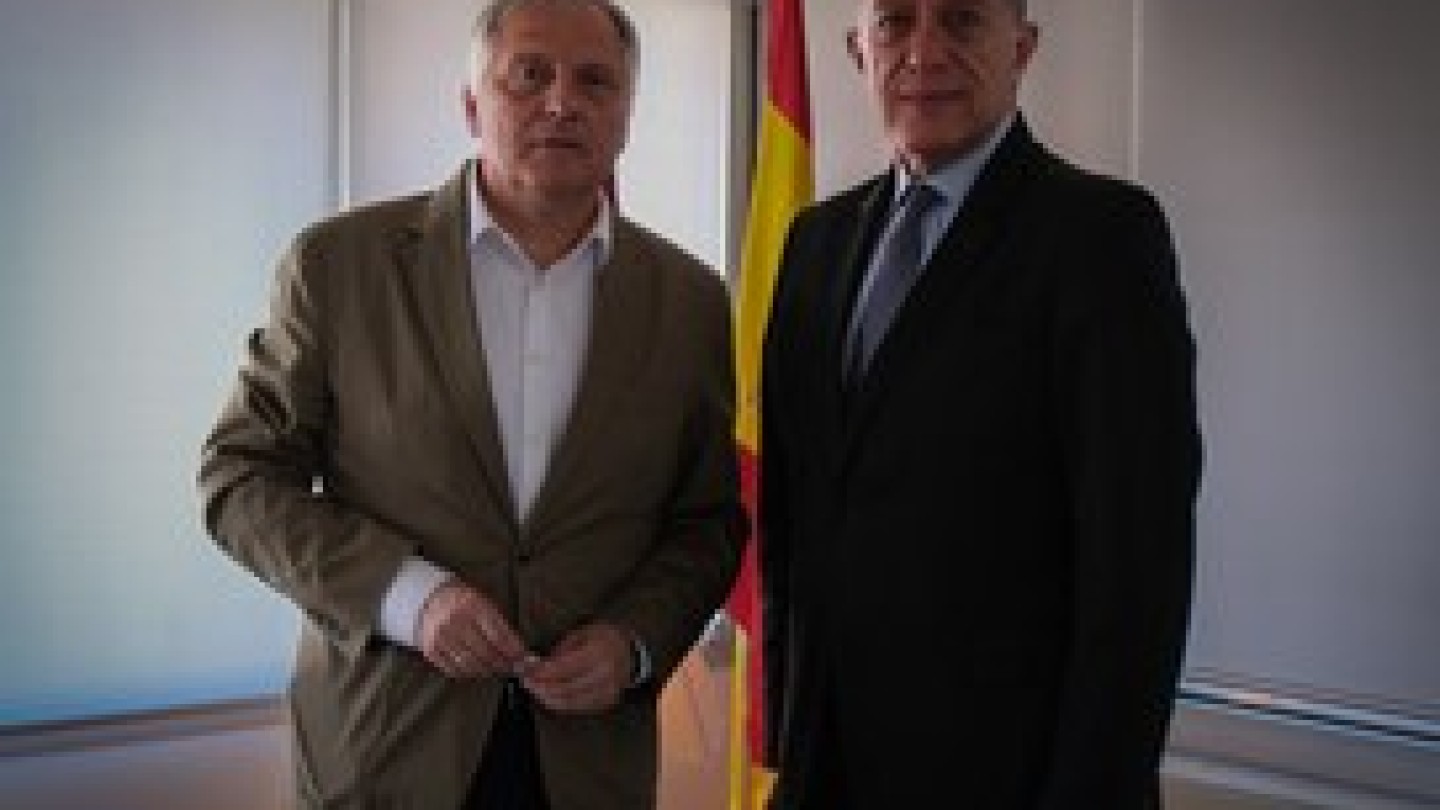 canizares recibe al consul general de peru para reforzar lazos con la comunidad
