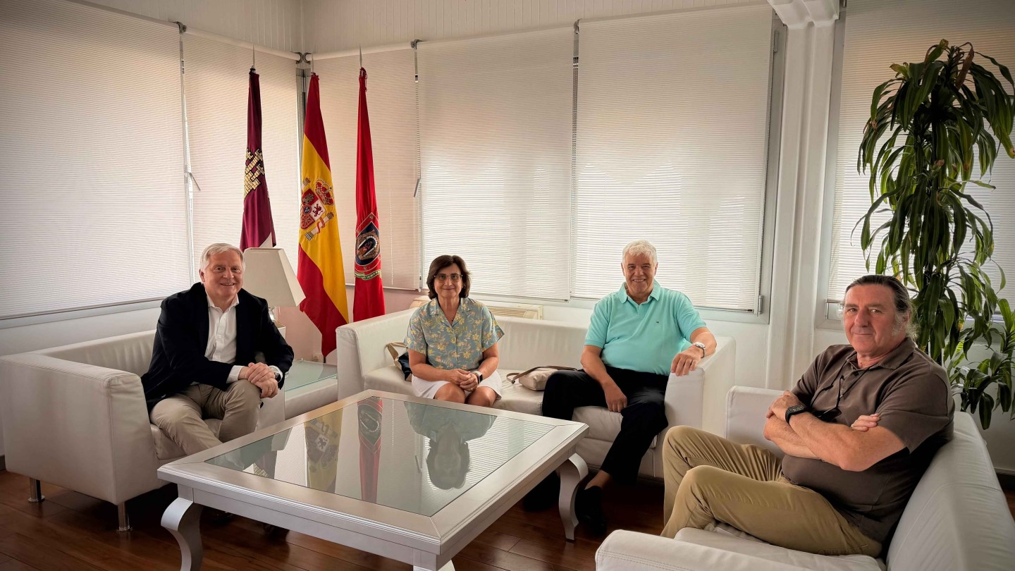 canizares recibe en el ayuntamiento de ciudad real a la investigadora gloria