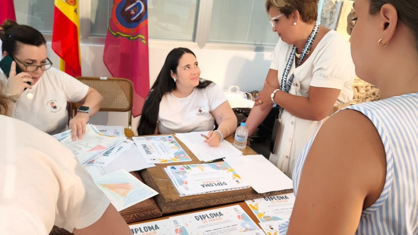 cerca de 100 ninos participan en concurso de pintura de dulcineas y damas