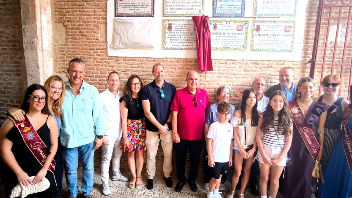 ciudad real reconoce a la ganaderia victor y marin en la plaza de