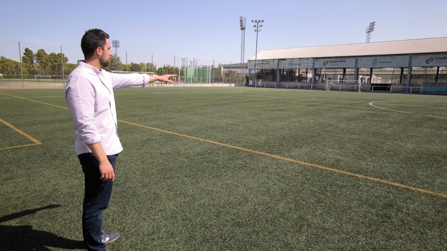 ciudad real renueva el cesped del campo 2 del rey juan carlos por 235