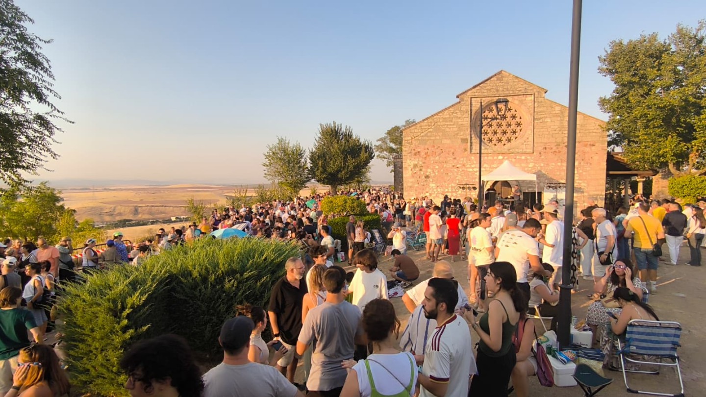 ciudad real reune a 2 000 personas en el cerro de alarcos durante el