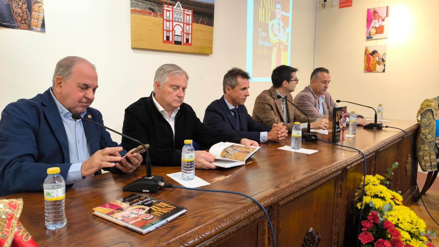 ciudad real rinde homenaje a anibal ruiz con el libro tres decadas de