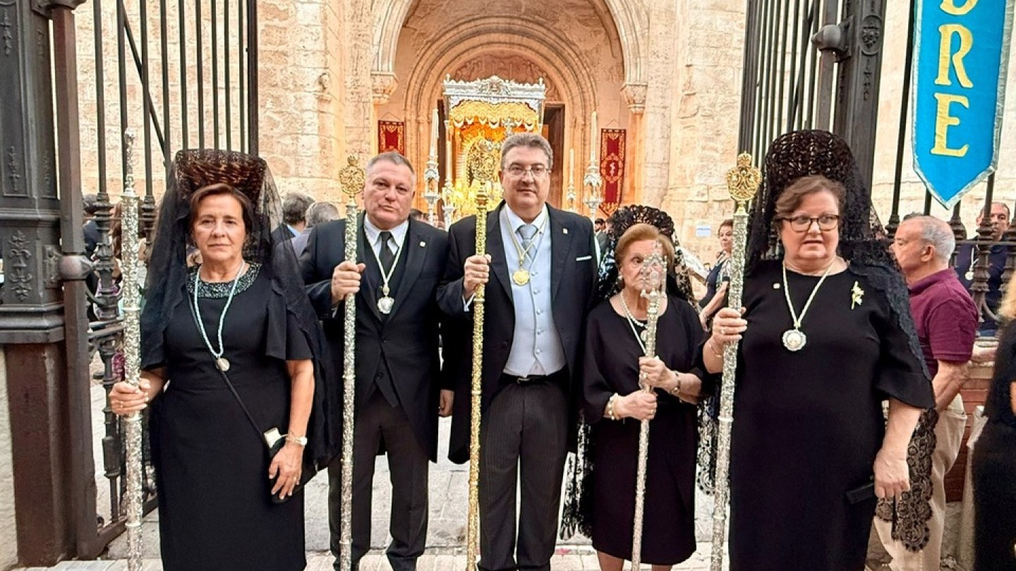 ciudad real venera a la virgen del prado entre velas y petalos de