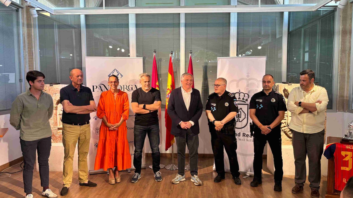 el alcalde recibe a la policia local de ciudad real subcampeona de