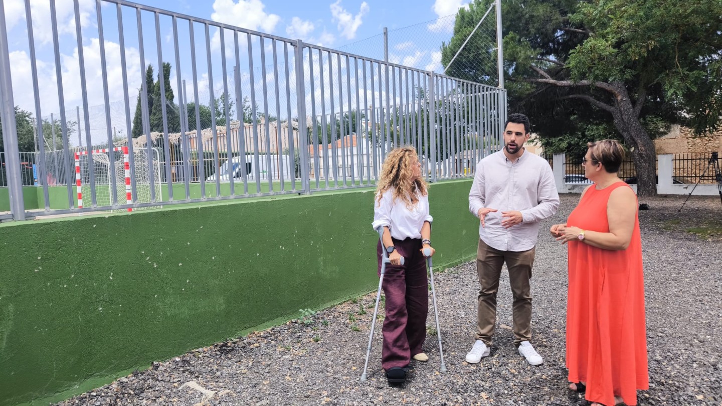 el ayuntamiento de ciudad real renueva la pista polideportiva de valverde por 70 000