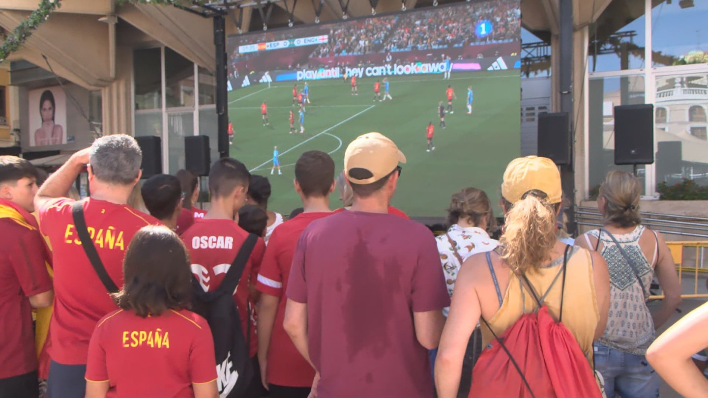 el ayuntamiento instala pantalla gigante en plaza mayor para partidos de espana del