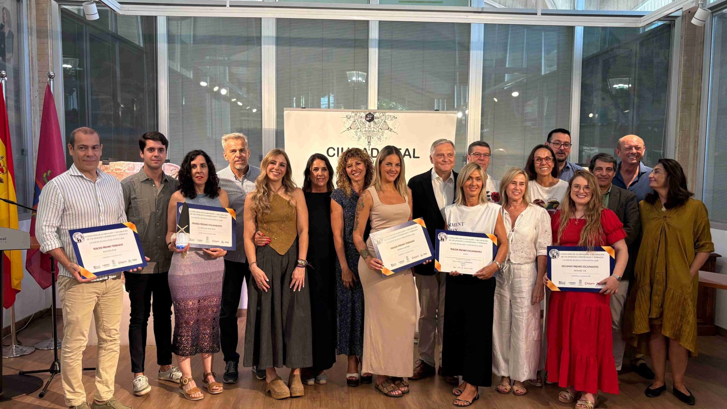 el ayuntamiento premia los mejores escaparates y terrazas de la noche blanca