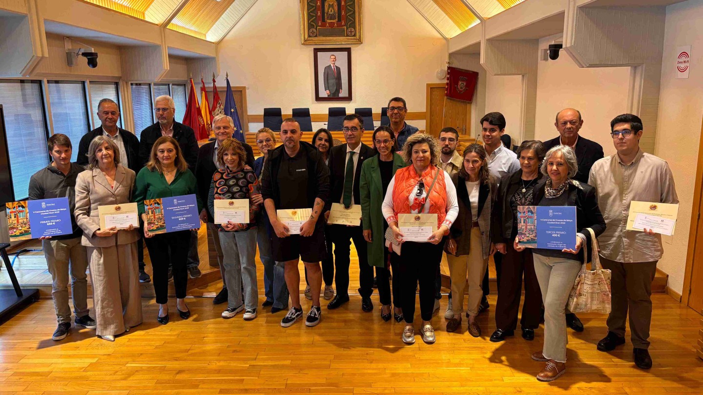 el ayuntamiento reconoce y premia a quienes engrandecen las tradiciones de ciudad