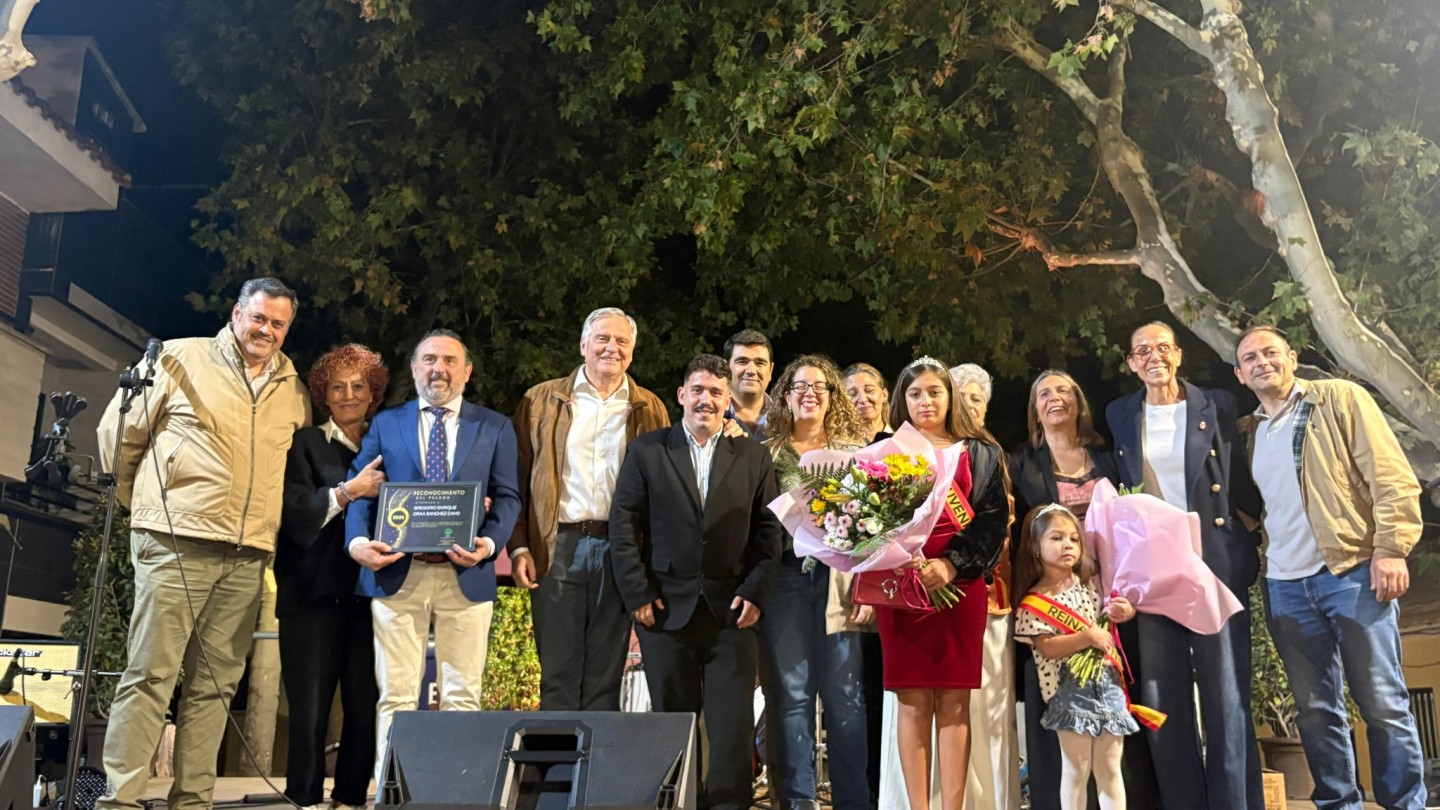 el barrio del pilar inaugura sus fiestas con homenaje a vecinos e