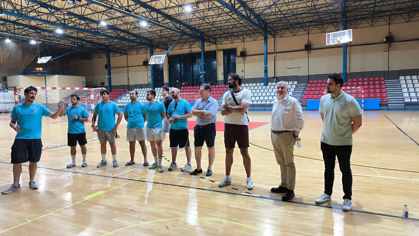 el campus municipal de balonmano recibe a jorge maqueda y sus 2 medallas