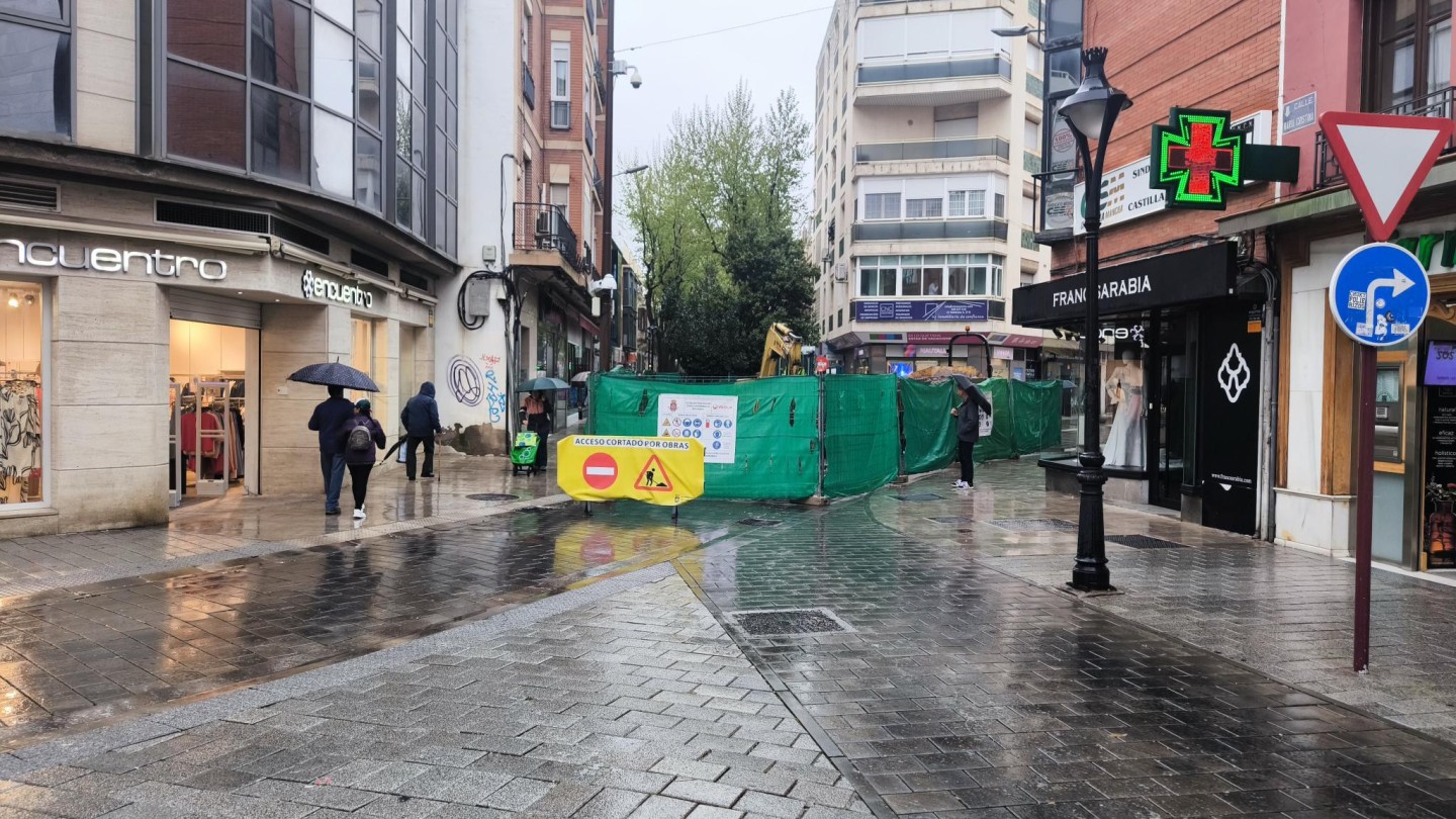 el servicio municipal de agua de ciudad real mejora alcantarillado en la calle