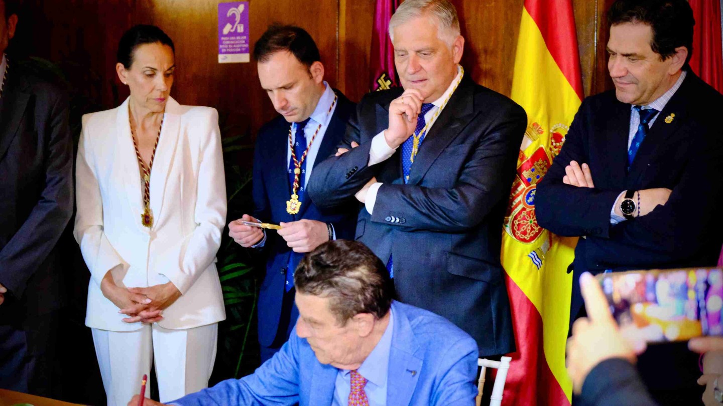emilio calatayud recibe el titulo de hijo predilecto de ciudad