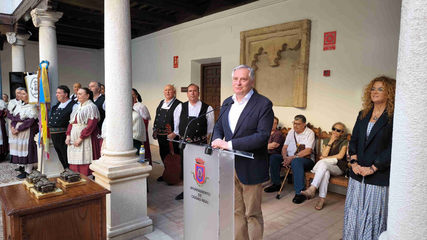 la mancha y canarias unen su folclore en honor de la virgen de