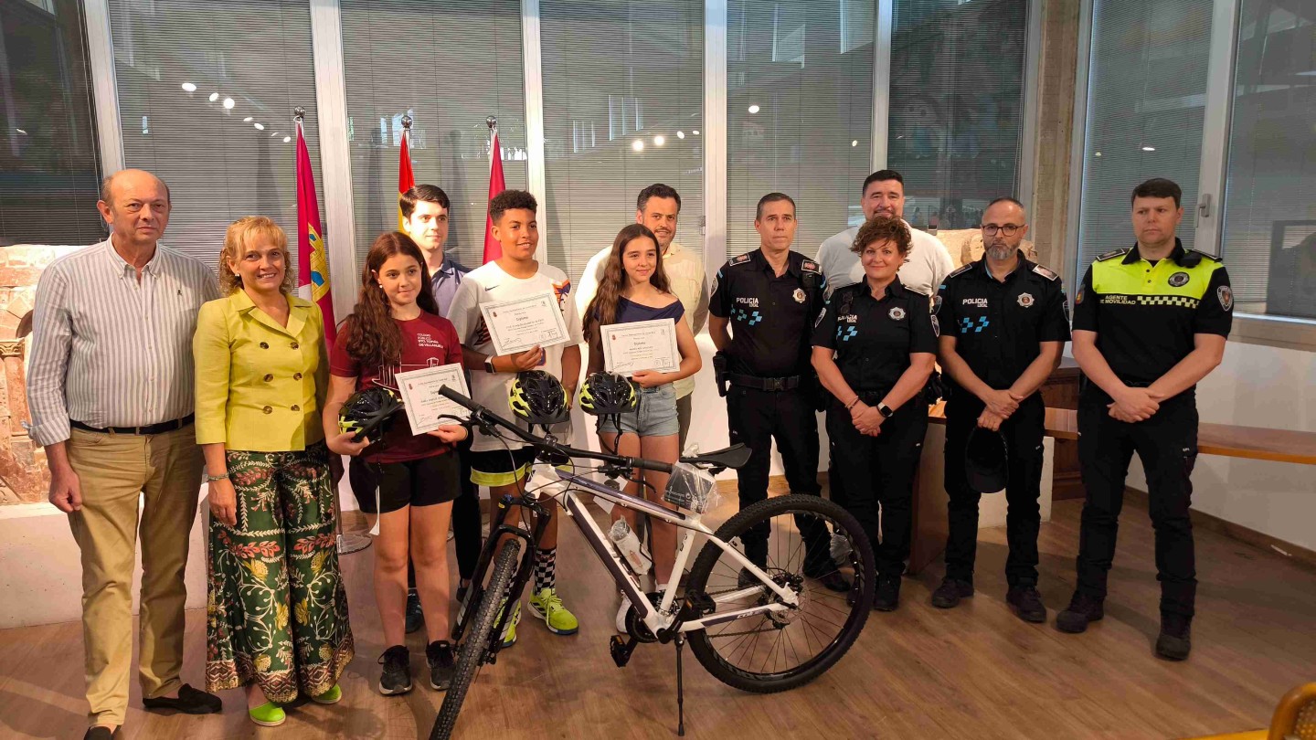 la policia local premia a 3 escolares en el 26o concurso de educacion