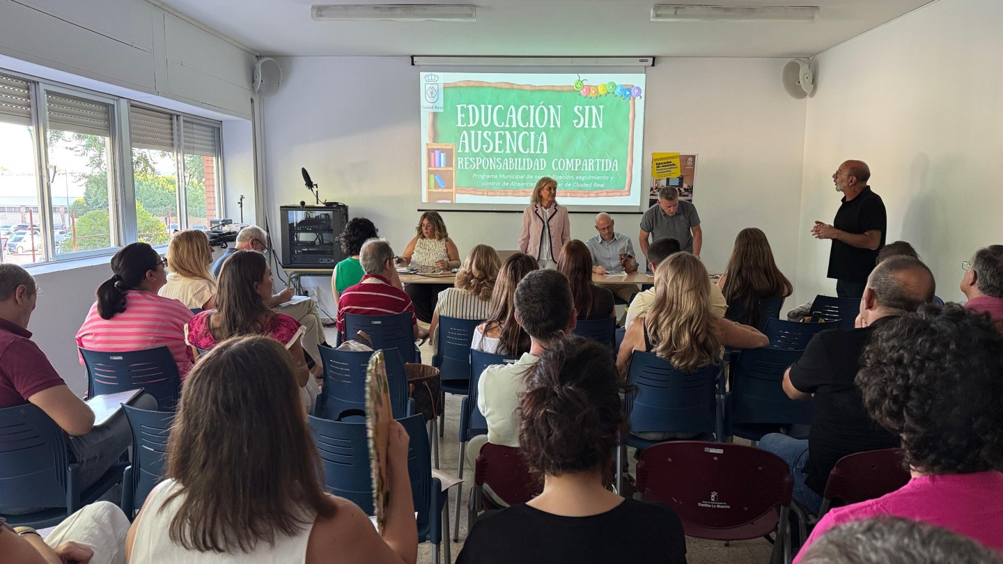 maria jose escobedo presenta el protocolo municipal de absentismo escolar en ciudad