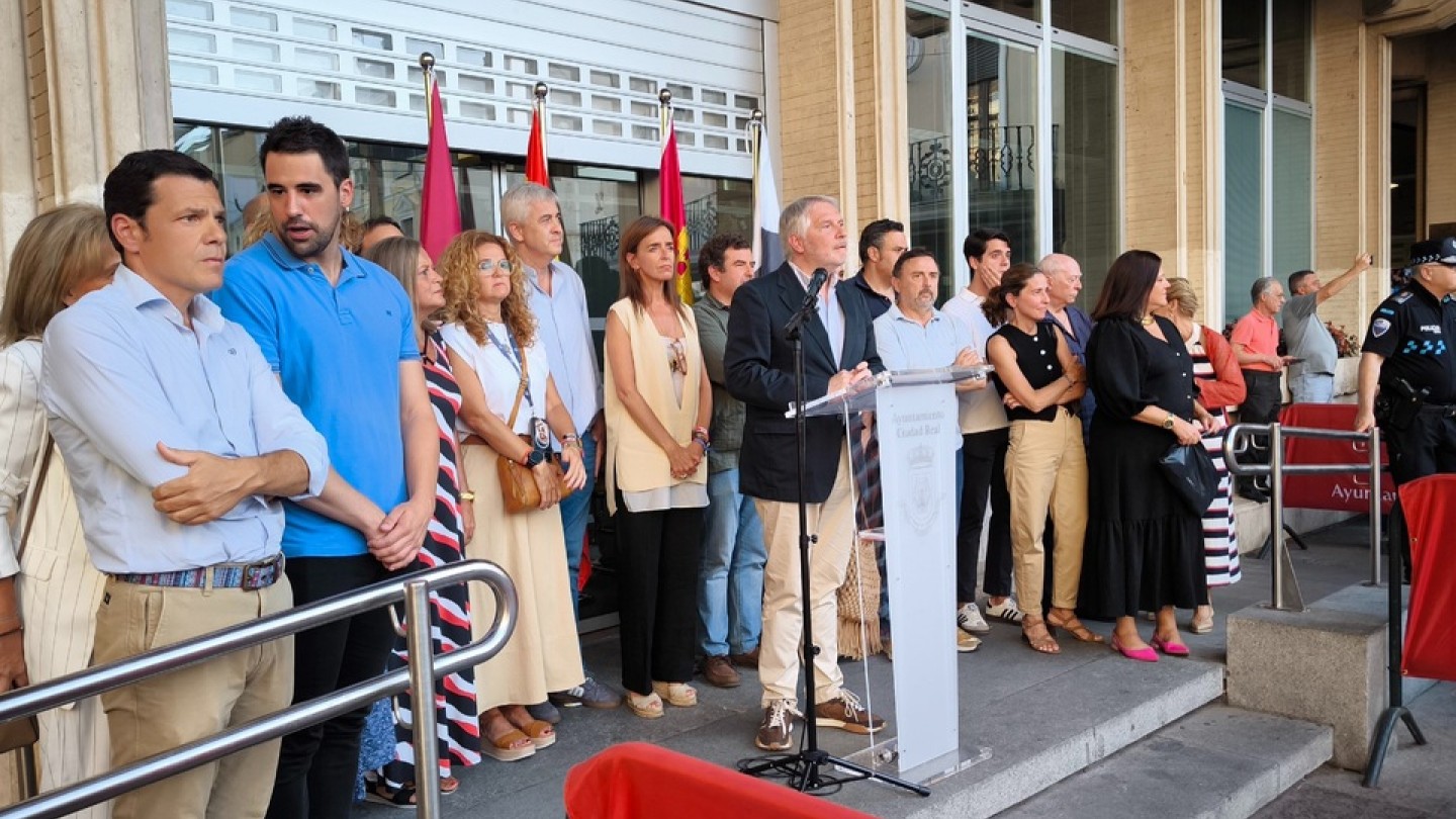 mas de 7 000 personas apoyan a ceuta en la plaza mayor de ciudad