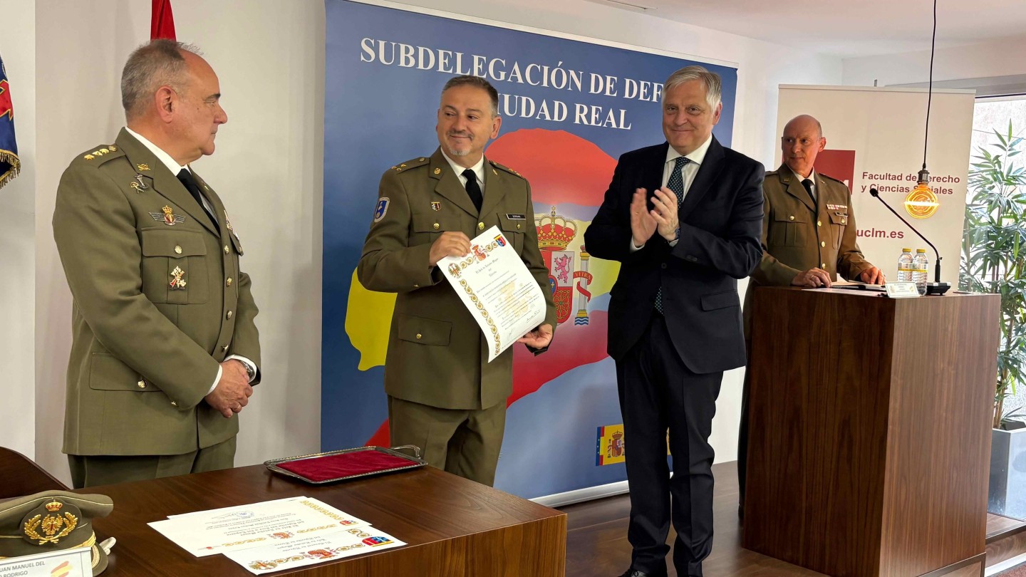miguel hervas recibe el reconocimiento de defensa por su apoyo a las fuerzas